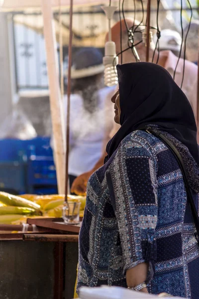 Old turkish woman is buying food at bazaar — Stock Photo, Image