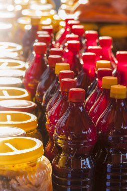 Plastik şişe ve kavanozlar içinde arka ışık