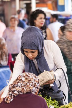 Türk kadını ın Bazaarı ödüyor