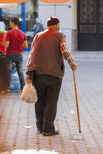 Türk ın Bazaarı yürüyen eski Müslüman adam