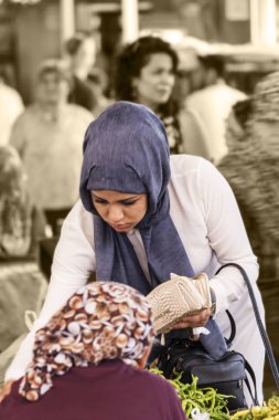 Türk kadını ın Bazaarı ödüyor