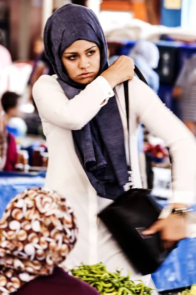 Турецька-молода жінка, на базарі — стокове фото