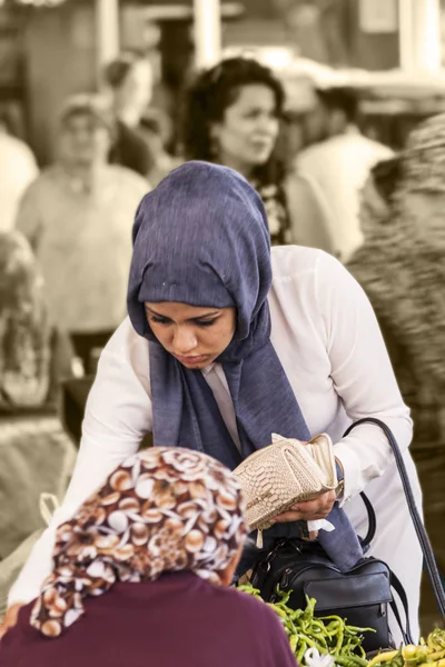 Türk kadını ın Bazaarı ödüyor