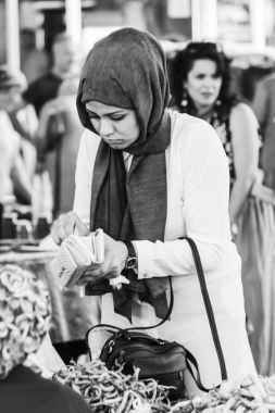 Türk kadını ın Bazaarı ödüyor