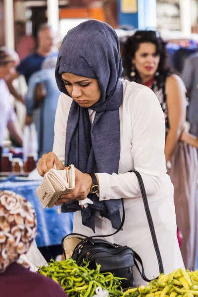 Türk kadını ın Bazaarı ödüyor