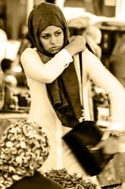 In Bazaarı Türk genç kadın