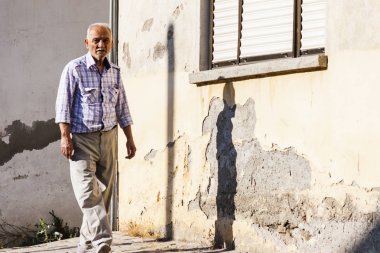 Türk ihtiyar yürüyor