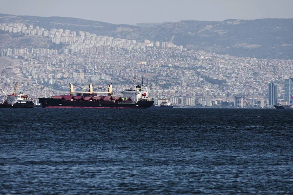 Izmir (Türkiye'nin önünde büyük tekneler) — Stok fotoğraf