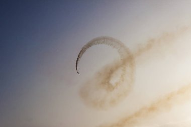 Türk askeri akrobasi uçağı arka aydınlatmayı yapıyor