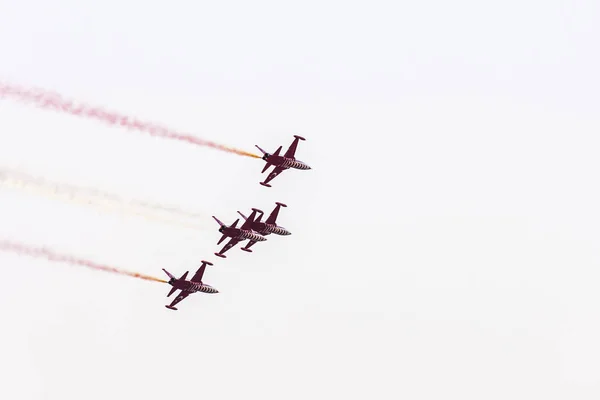 Escuadrón de aviación acrobática turca sobrevolando Izmir (Turquía ) — Foto de Stock