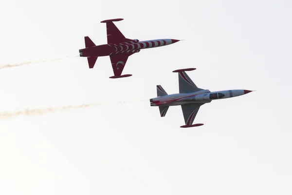 Escuadrón de aviación acrobática turca realizando . — Foto de Stock