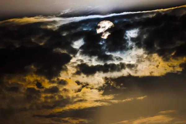 Le soleil derrière les nuages noirs — Photo