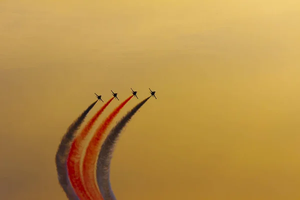 Squadrone acrobatico turco dell'aviazione che sorvola Smirne (Turchia) ) — Foto Stock