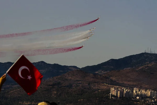 在伊兹密尔 （土耳其上空飞行的土耳其杂技航空中队) — 图库照片