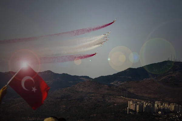 Турецкая эскадрилья акробатической авиации пролетела над Измиром (Турция) ) — стоковое фото