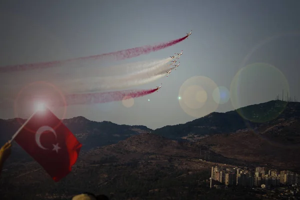 Esquadrão de aviação acrobática turca sobrevoando Izmir (Turquia ) — Fotografia de Stock