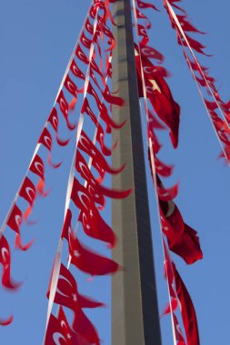 Türk Bayrakları rüzgarda sallayarak
