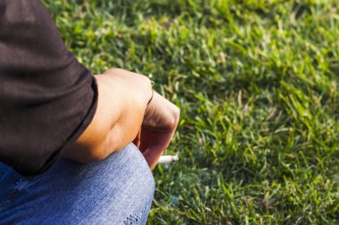 Çimenlerin üzerinde sigara
