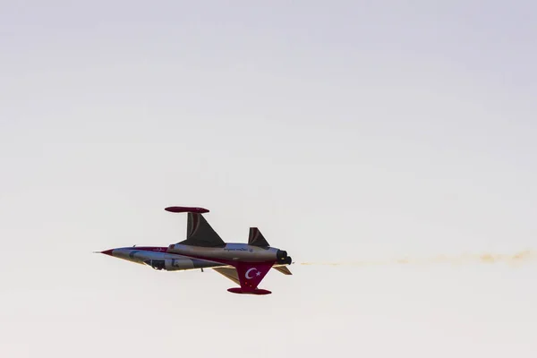 Avión acrobático turco realiza vuelo de abajo hacia arriba en el cielo de Izmir para conmemorar la liberación de los griegos — Foto de Stock