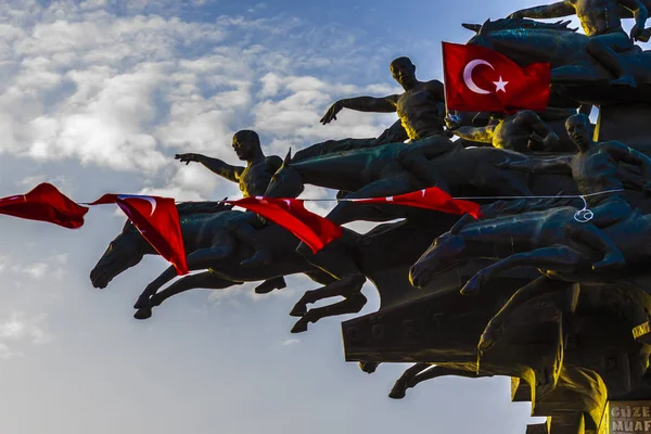 Флаги Турции, развевающиеся на ветру от статуи — стоковое фото