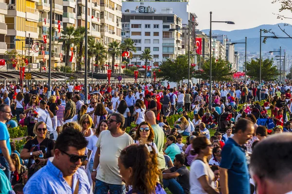 Folkmassan i Izmir fira minnet frigörelse från grekerna — Stockfoto