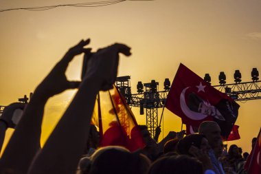 Türk kalabalığın içinde Yunanlılar günbatımı commemorating kurtuluş
