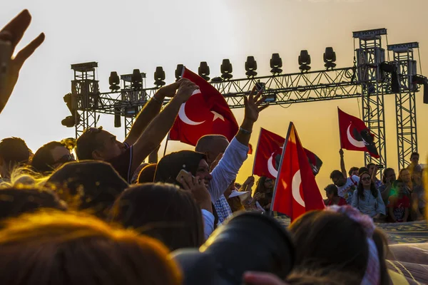 Turecké dav v západu slunce připomínajícím osvobození od Řeků — Stock fotografie