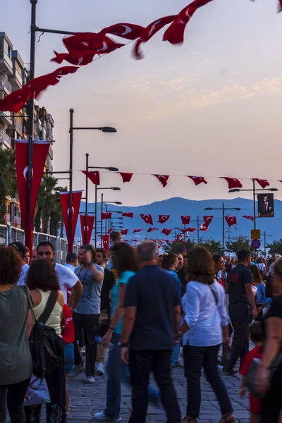 Folkmassan i Izmir fira minnet frigörelse från grekerna — Stockfoto