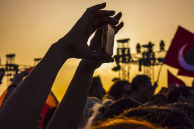 Kadın gün batımı onun Smartphone ile video çekim