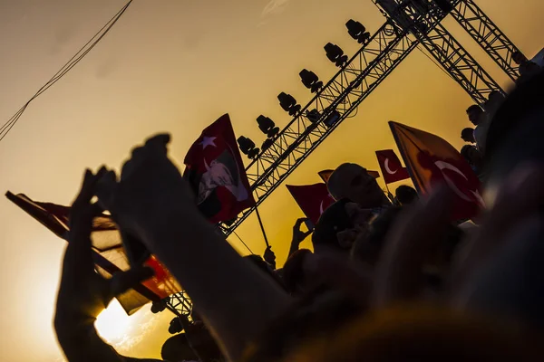 Turkish crowd in the sunset commemorating liberation from greeks — Stock Photo, Image