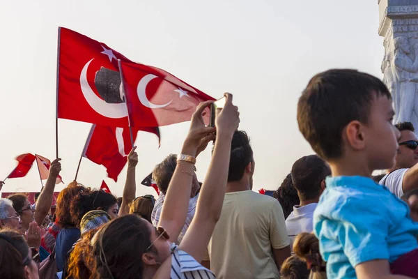 Kadın kalabalık alan kayıt video ile smartphone