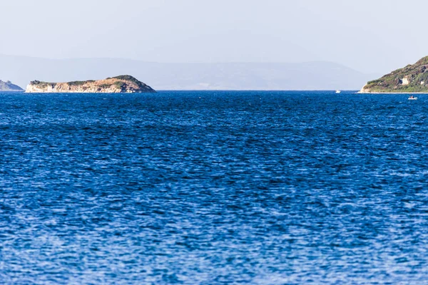 Panorma mavi Türk Ege Denizi üzerinde