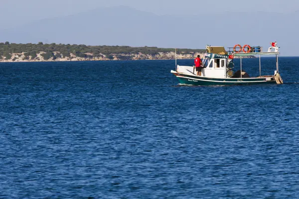 Mavi Türk Ege Denizi balıkçı teknesi