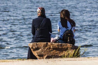 Sahil Türkiye'de oturan iki kadın