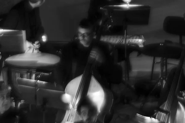 Cellospieler in Schwarz-Weiß — Stockfoto