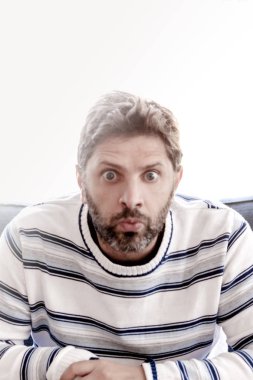 Şaşırmış adam kocaman gözleriyle bakıyor