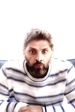 Şaşırmış adam kocaman gözleriyle bakıyor