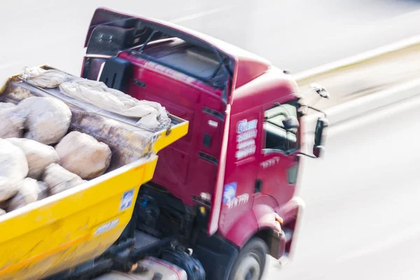 Camion plein de rochers court dans la rue — Photo