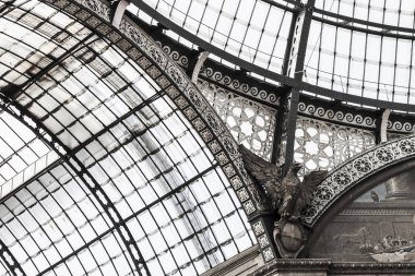 Katedral'ın kare Milano (İtalya bina Galeri çatısı görünümünü yakın çekim)