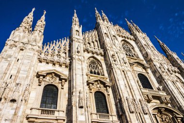 Milan'ın Katedrali ve sanatsal cephe görünümü. Milano (İtalya); 9 Eylül 2012