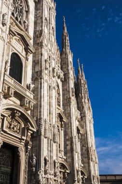 Milan'ın Katedrali ve sanatsal cephe görünümü. Milano (İtalya); 9 Eylül 2012