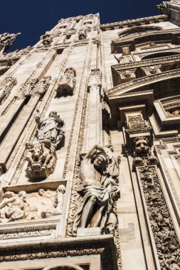 Milan Katedrali (İtalya)'ın bir perspektif görünüm. Cephe sanatsal heykelleri dolu. Milano (İtalya); 9 Eylül 2012