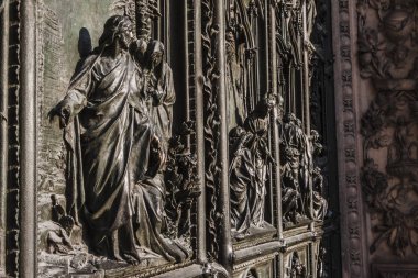 Yakından görmek bazı heykeller Milan Katedrali (İtalya) bronz kapı üzerinde. Milano (İtalya); 9 Eylül 2012