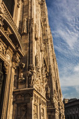 Milan Katedrali (İtalya)'ın beyaz mermer heykel heykel dolu. Milano (İtalya); 9 Eylül 2012