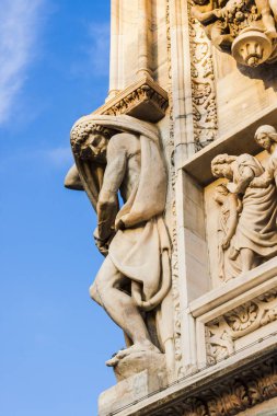 Yakın çekim üzerinde Milan Katedrali (İtalya)'ın heykeli. Bu heykel cephe sol köşesinde yer alır. Milano (İtalya); 9 Eylül 2012