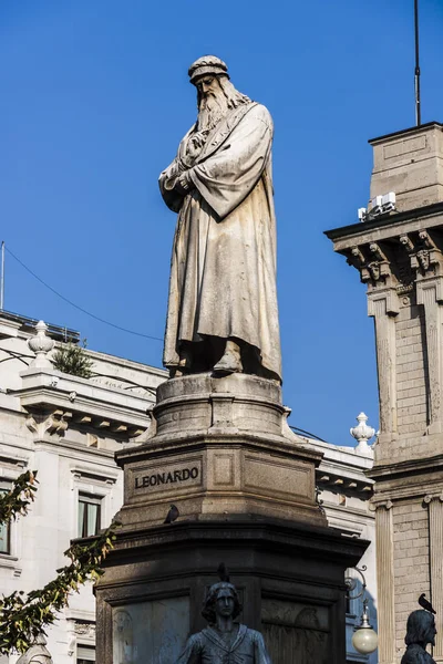 Leonardo Da Vinci (İtalya), Milano'da La Scala Tiyatrosu yer alan heykeli