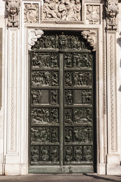 Vista Puerta Bronce Catedral Milán Llena Esculturas Milán Italia Septiembre — Foto de Stock