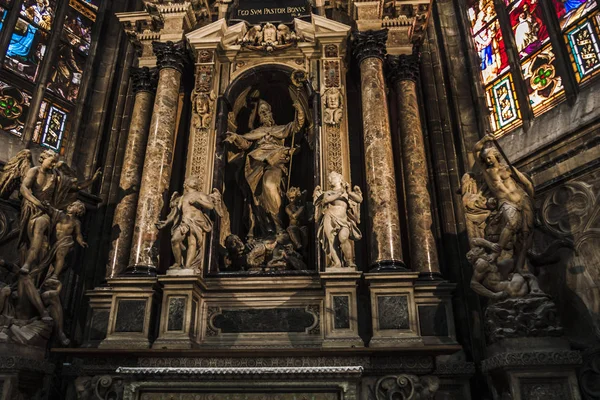 Milano Katedrali 'nin içindeki harika sanatsal heykellerin bazılarını görmek. Milano (Italya); 9 Eylül 2012