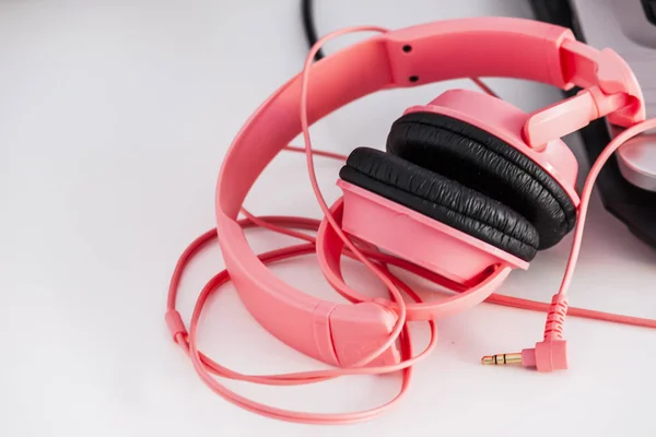 Pink Headphones White Computer Desk — Stock Photo, Image
