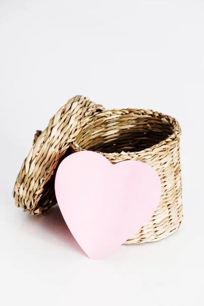 Rózsaszín szív üres szalma kosár — Stock Fotó